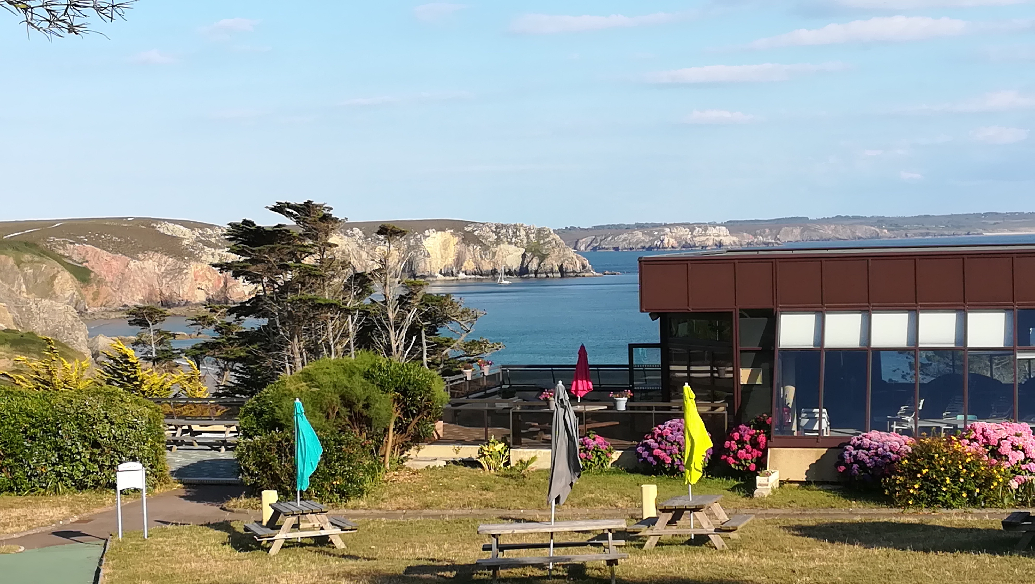 Au village vacances de Camaret sur Mer en Presqu’île de Crozon, on profite d’une situation pleine nature face à la mer d’Iroise.
