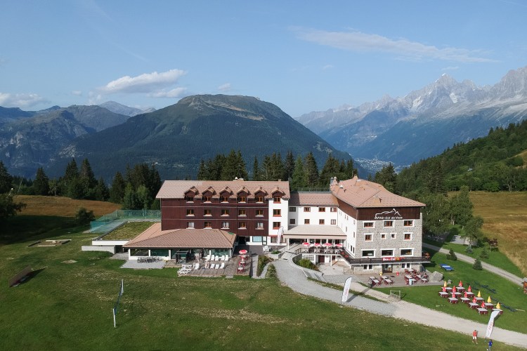 En pleine nature, profitez de l'été pour randonner au pied du massif du Mont-blanc