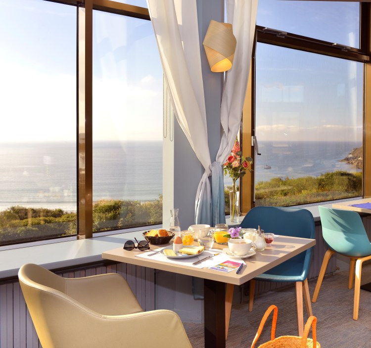 Vue panoramique pour un epeti-déjeuner savoureux au restaurant "la Marinière" du village-vacances